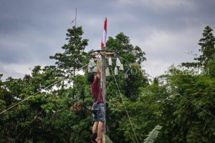 FOTO: Kemeriahan lomba panjat pinang merayakan HUT ke-79 RI di Kotamobagu