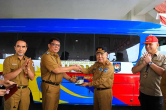 Pj Wali Kota Kotamobagu Serahkan 1 Unit Bus untuk IPDN Kampus Sulawesi Utara, (Foto: Diskominfo KK).