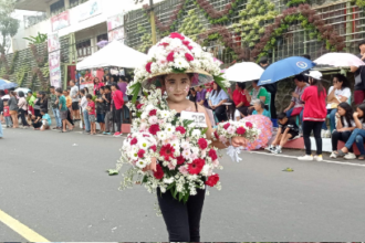 Salah satu putri Bunga dengan costume berbahan bunga Krisan, (Foto: ZONAUTARA.com).