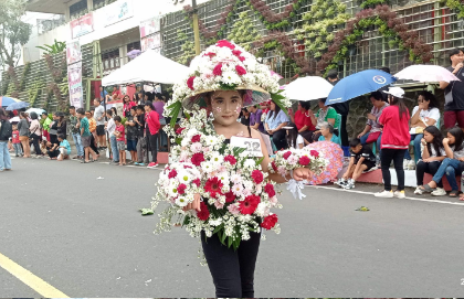 Salah satu putri Bunga dengan costume berbahan bunga Krisan, (Foto: ZONAUTARA.com).