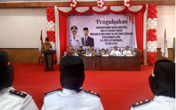 Pj Wali Kota Kotamobagu, Asripan Nani saat mengukuhkan masa jabatan baru Sangadi dan Anggota BPD, (Foto: ZONAUTARA.com/Sajidin Kandoli).