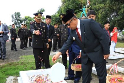Pj. Wali Kota Kotamobagu tabur bunga dalam upacara ziarah nasional peringati HUT ke-79 RI