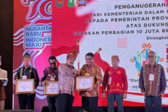 Pj Wali Kota Kotamobagu Terima Penghargaan Kemendagri atas Partisipasi dalam Gerakan Nasional 10 Juta Bendera, (Foto: Diskominfo KK).