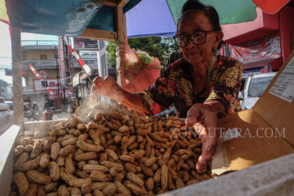 CERITA FOTO: Semangat Deyce Kalangi, bertahan hidup dengan jualan kacang rebus