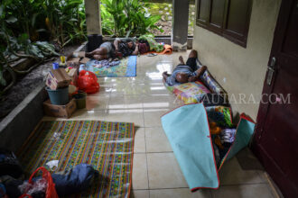 Beralaskan tikar keluarga pasien banyak yang memilih bertahan di teras rumah sakit, (Foto: ZONAUTARA.com/Yegar Sahaduta).