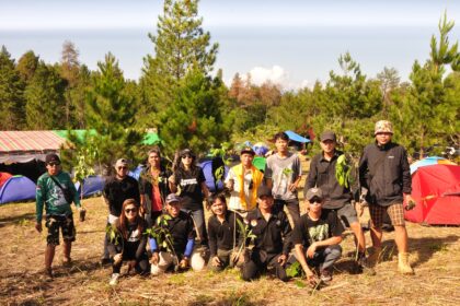 Usai camping pilkada ramah lingkungan, KPU Mitra tanam 106 pohon
