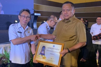 Pemkab Sitaro terima penghargaan atas komitmen perlindungan ketenagakerjaan