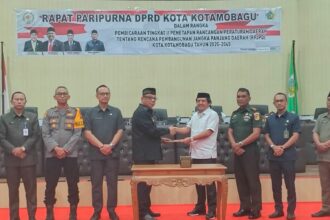 Pj Wali Kota saat menyerahkan dokumen RPJPD di DPRD Kotamobagu, Rabu (4/9/2024) (foto: Lamk/Kuasa.net)