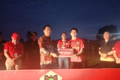 Kejuaraan Sepakbola Wali Kota Cup 2024 Sukses Digelar, Caroll Senduk Serahkan Trofi Penghargaan