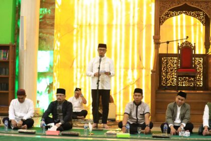 Sekretaris Daerah (Sekda) Kotamobagu, Sofyan Mokoginta, menghadiri Peringatan Maulid Nabi Muhammad SAW 1446 Hijriah yang diadakan di Masjid Agung Baitul Makmur Kotamobagu, pada Senin (23/09/2024). Foto: Nindy Pobela/Bolmong.news