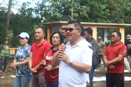 Pemkot Tomohon Gelar Kerja Bakti, Pj Wali Kota Serahkan Insentif untuk Koordinator Kelurahan