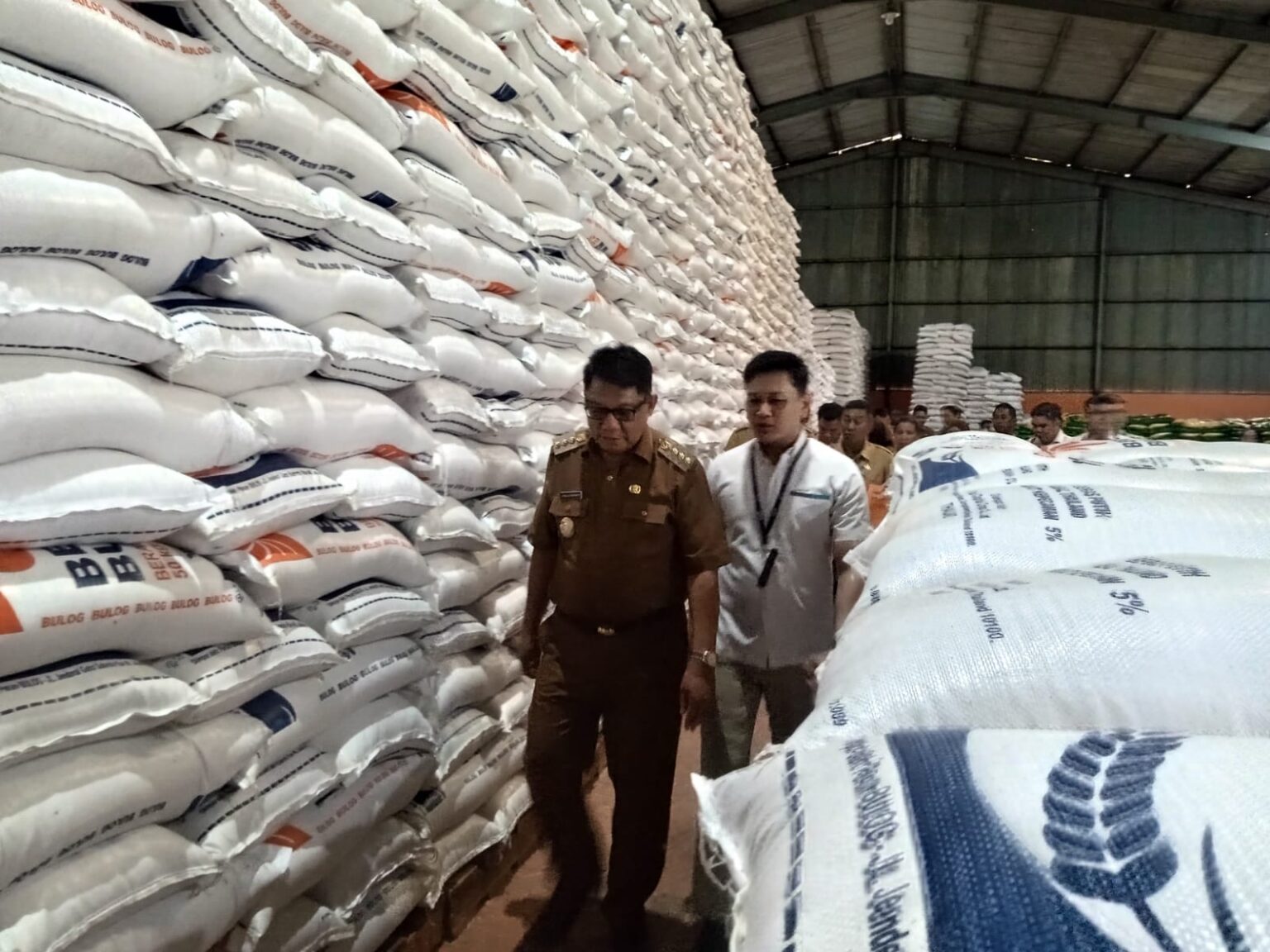 Abdullah Mokoginta, melakukan inspeksi langsung ke gudang Bulog Sub Divre Bolaang Mongondow, (Foto: ZONAUTARA.com/Sajidin Kandoli).