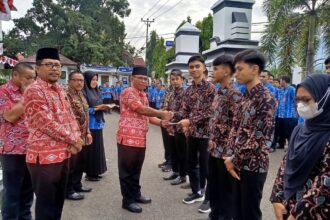 Pemkot Kota Kotamobagu memberikan uang saku kepada kafilah dari Kotamobagu yang akan berlaga di MTQ Nasional, (Foto: ZONAUTARA.com/Sajidin Kandoli).