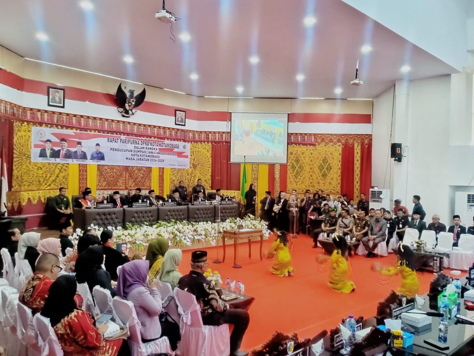 Suasana pelantikan anggota dprd kota kotamobagu, (foto: sajidin kandoli).