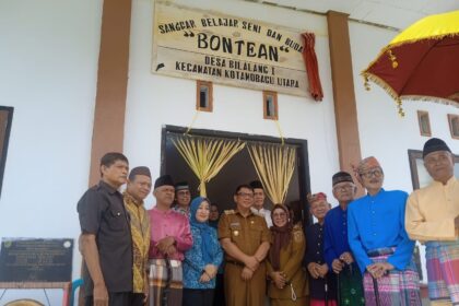 Pj Wali Kota Kotamobagu, Abdullah Mokoginta saat melakukan kunjungan kerja dan silaturahmi di Desa Bilalang Satu, Kecamatan Kotamobagu Utara, (Foto: ZONAUTARA.com/Sajidin Kandoli).