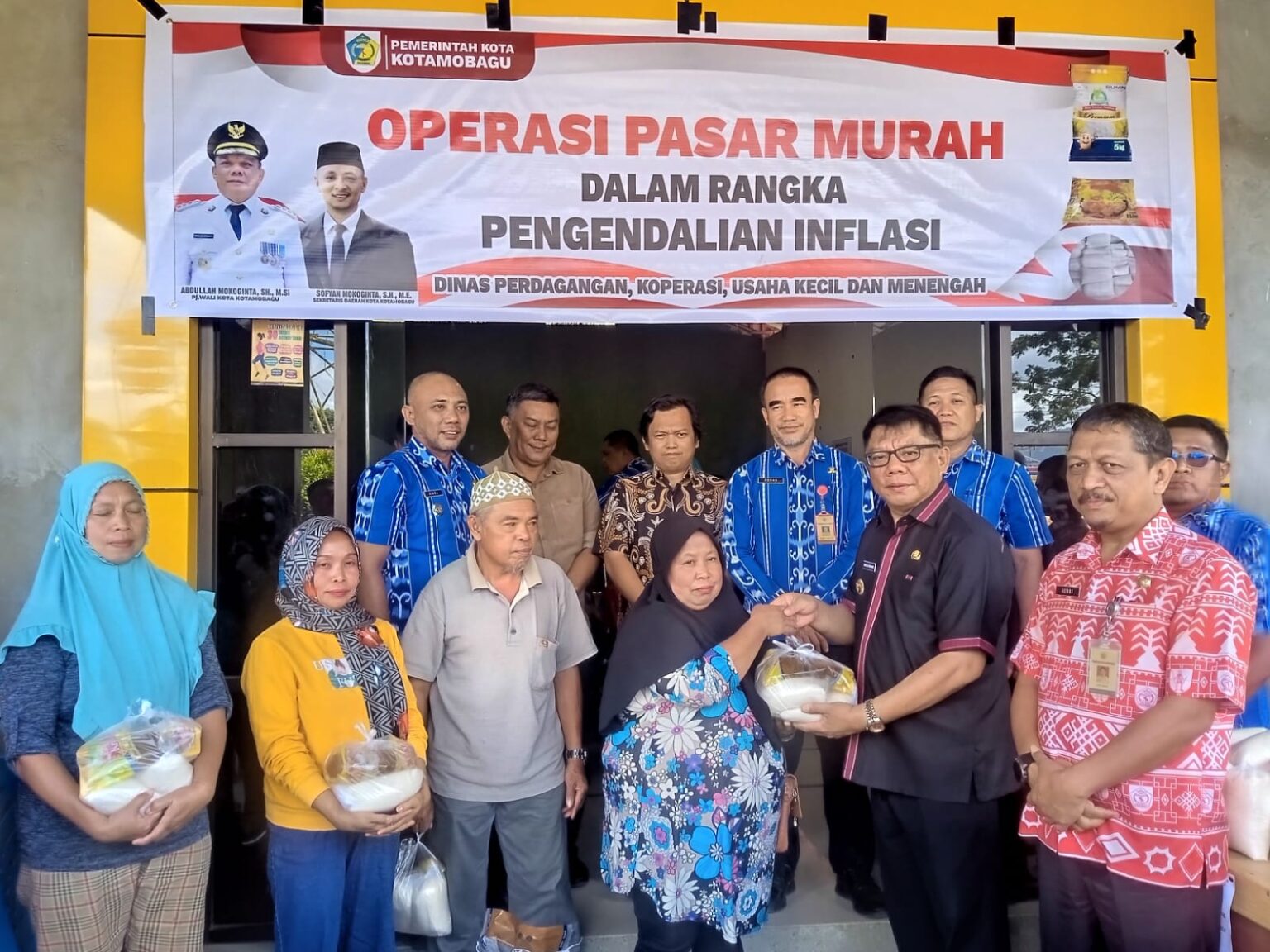 Pemkot kotamobagu subsidi harga beras hingga 40 persen lewat operasi pasar murah, (foto: zonautara. Com/sajidin kandoli).