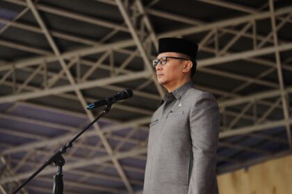 Sekda Kotamobagu, Sofyan Mokoginta mejadi inspektur upacara, (Foto: Diskominfo KK).