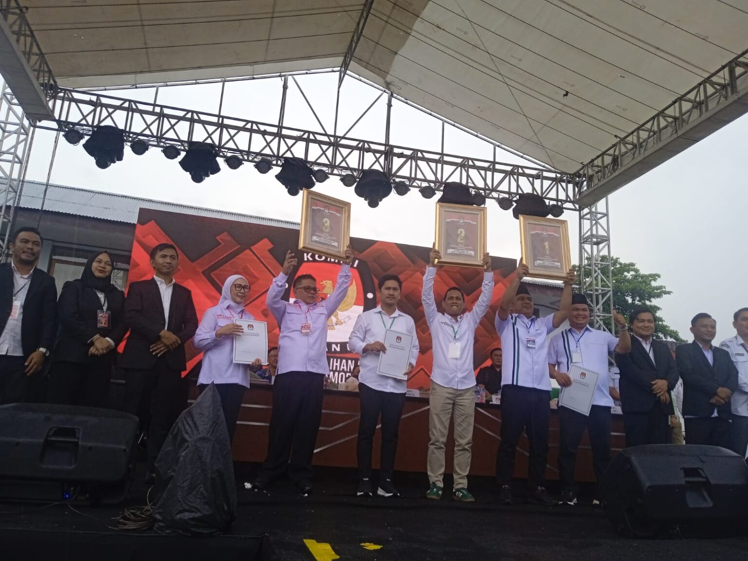 Suasana penetapan nomor urut paslon wali kota dan wakil wali kota kotamobagu, (foto: zonauatara. Com/sajidin kandoli).