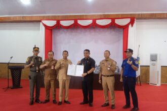 Pj wali kota kotamobagu, abdullah mokoginta teken tiga nota kesepahaman dan kerja sama lintas daerah, (foto: zonautara. Com/sajidin kandoli).