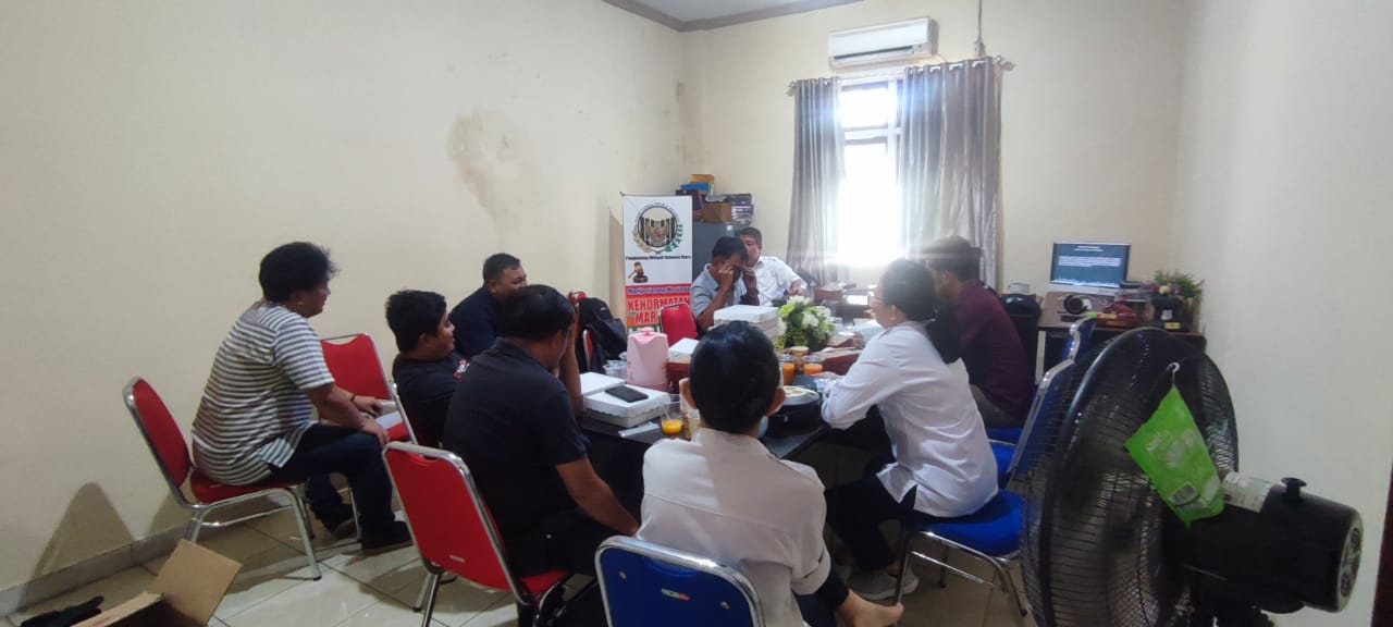 Suasana diskusi AJI Manado dengan Komisi Yudisial Sulut, (Foto: pool AJI Manado).