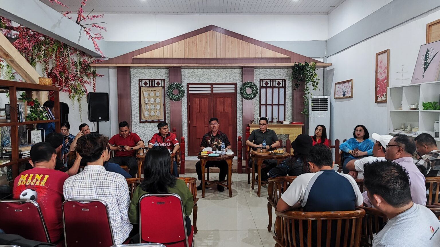 Suasana konferensi pers yang diadakan oleh bagian protokol dan komunikasi pimpinan (prokopim) sekretariat daerah (setda) tomohon bekerja sama dengan dinas komunikasi dan informatika (kominfo) kota tomohon, (foto: zonautara. Com/gitta waloni).