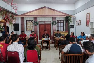 Suasana konferensi pers yang diadakan oleh bagian protokol dan komunikasi pimpinan (prokopim) sekretariat daerah (setda) tomohon bekerja sama dengan dinas komunikasi dan informatika (kominfo) kota tomohon, (foto: zonautara. Com/gitta waloni).