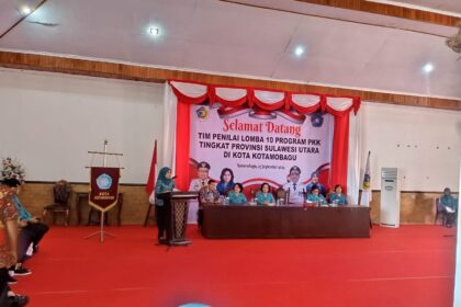 Ketua TP PKK Kota Kotamobagu, Ny. Suzanna Mokoginta Mooduto, menyambut kedatangan tim penggerak PKK Provinsi Sulawesi Utara, (Foto: ZONAUTARA.com/Sajidin Kandoli).