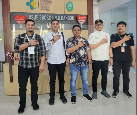 Kadiv teknis kpu bolsel, fijay bumulo saat mendampingi proses pemeriksaan kesehatan di rsup prof. Dr. R. D. Kandou manado. (foto: dok pribadi).