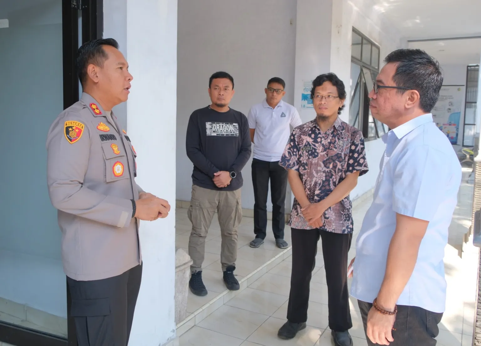 Suasana saat kapolres berkunjung ke diskominfo kotamobagu, (foto: diskominfo kotamobagu).