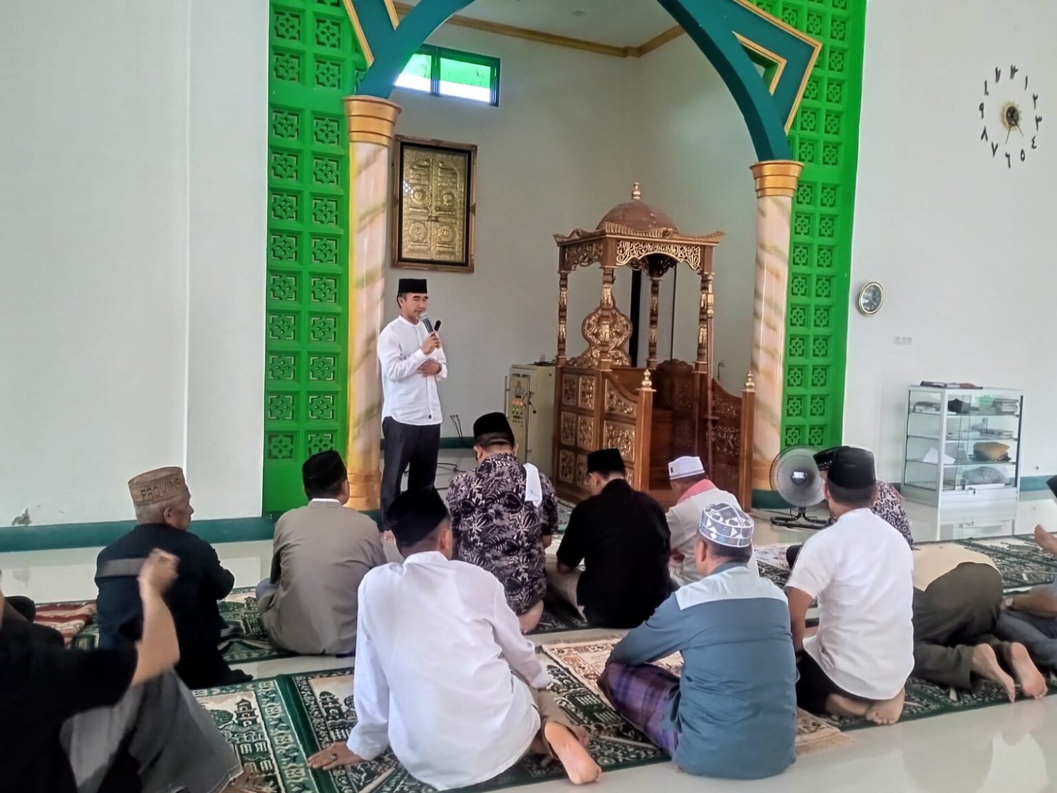 Asisten II Bidang Pembangunan dan Ekonomi, Adnan Masinae, salat Jumat berjamaah di Masjid I’ At-Taqwa, Desa Poyowa Besar Dua, Jumat (27/9/2024), (Foto: ZONAUTARA.com/Sajidin Kandoli).