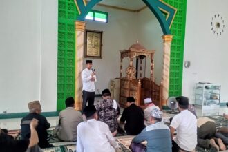 Asisten II Bidang Pembangunan dan Ekonomi, Adnan Masinae, salat Jumat berjamaah di Masjid I’ At-Taqwa, Desa Poyowa Besar Dua, Jumat (27/9/2024), (Foto: ZONAUTARA.com/Sajidin Kandoli).