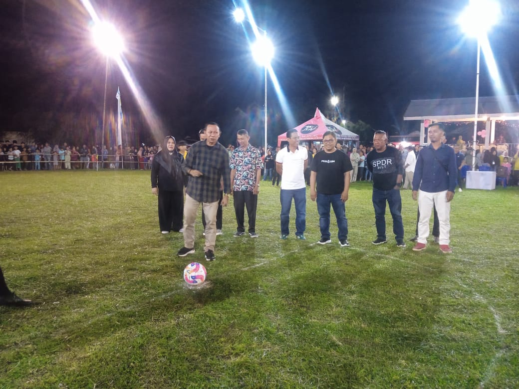 Asisten i atau asisten bidang administrasi pemerintahan (asda 1) kotamobagu, nasli paputungan, saat membuka turnamen pemuda cup i sepak bola mini di kelurahan mongkonai , (foto: zonautara. Com/sajidin kandoli).