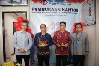 Pj wali kota kotamobagu, abdullah mokoginta hadir di pembukaan kantor bpr modern express, (foto: diskominfo kk).