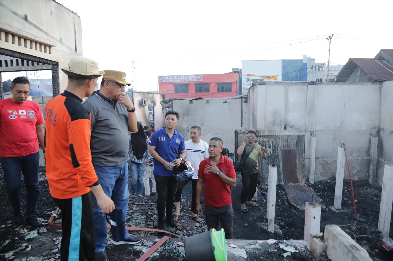 Pj wali kota kotamobagu saat meninjau lokasi kebakaran, (foto: zonautara. Com/sajidin kandoli).