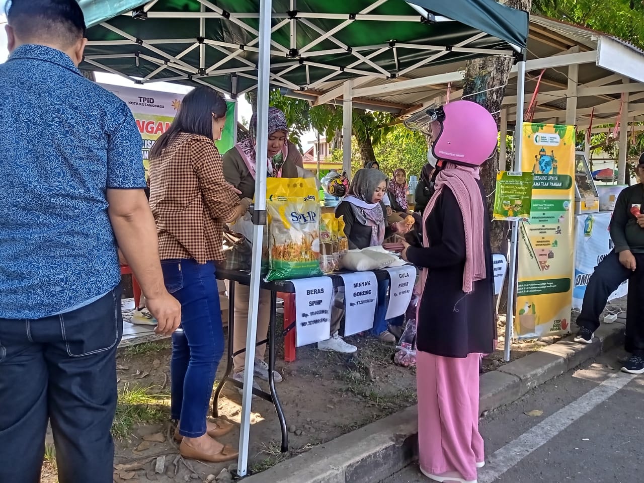 Tampak warga antusias berdatangan di lokasi gpm pemkot kotamobagu, (foto: zonautara. Com/sajidin kandoli).