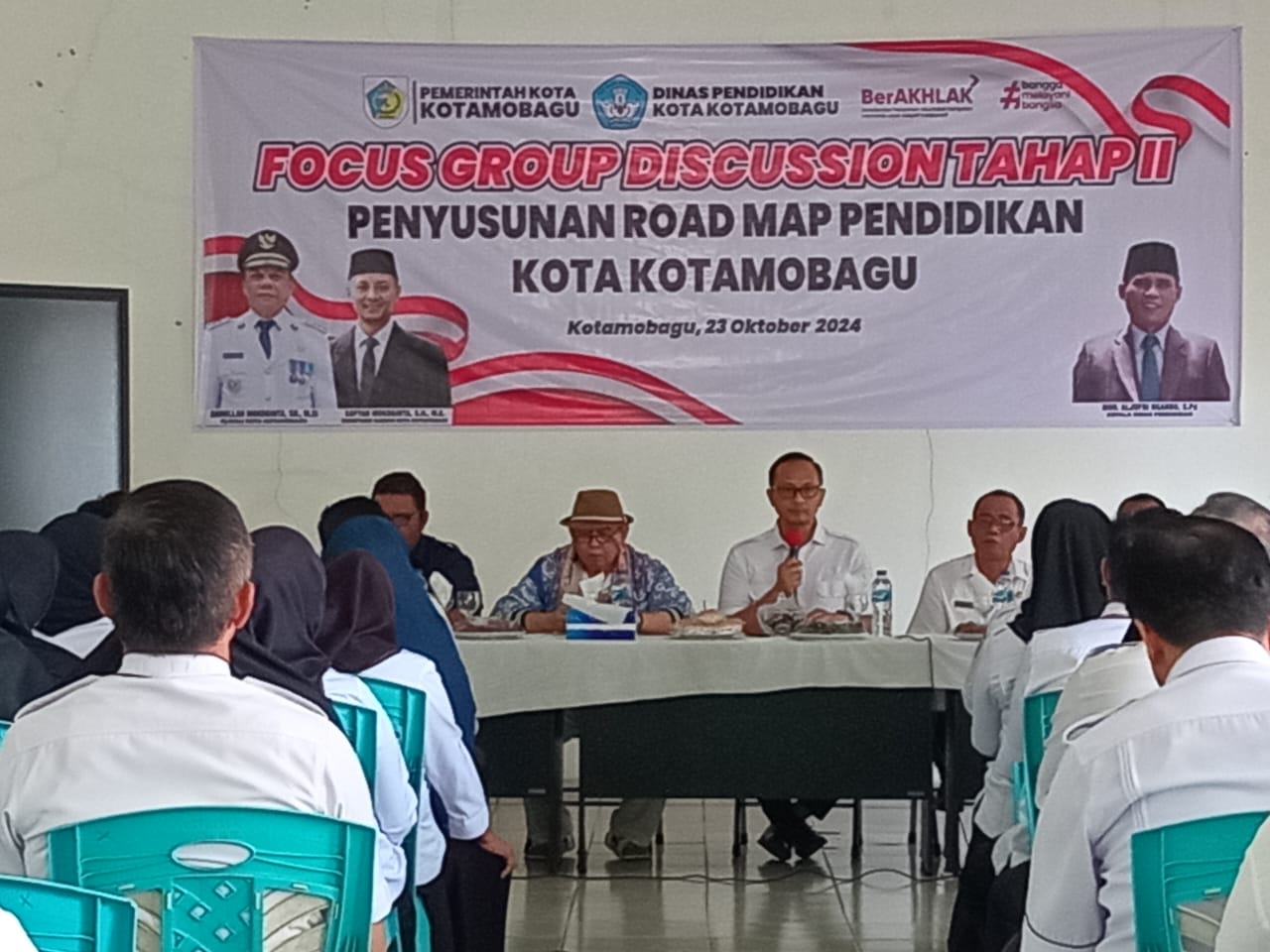 Sekretaris daerah (sekda) kota kotamobagu, sofyan mokoginta, secara resmi membuka focus group discussion (fgd) tahap ii penyusunan road map pendidikan kotamobagu pada rabu, 23 oktober 2024, (foto: zonautara. Com/sajidin kandoli).