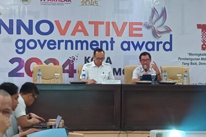 Kepala Dinas Kominfo, M. Fahri Damopolii, (kanan) memaparkan perkembangan enam dimensi utama Smart City, saat mendampingi Sekda Kota Kotamobagu, Sofyan Mokoginta, (Kiri), (Foto: ZONAUTARA.com/Sajidin Kandoli).