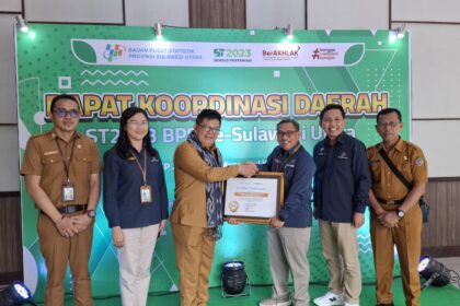 Sekda Sitaro, Denny D. Kondoj menerima pengahragaan atas PRedikat baik dalam IPS 2024. (Foto: ZONAUTARA.com/Jufri Kasumbala).