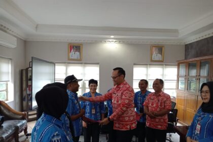 Sekretaris Daerah (Sekda) Kota Kotamobagu, Sofyan Mokoginta, resmi menyerahkan Surat Keputusan (SK) kepada tiga Pelaksana Tugas (Plt) kepala sekolah di wilayah Kotamobagu, (Foto: Diskominfo KK).