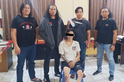 Tim Sat Reskrim Polres Kotamobagu mengamankan seorang terduga pelaku penikaman di Kotamobagu Barat, (Foto: Humas Polres KK).
