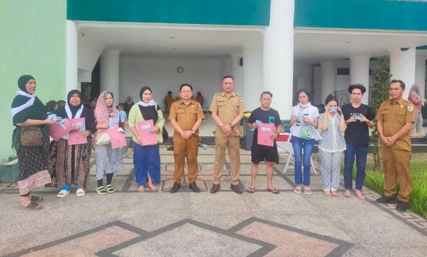 Penyerahan dokumen yang hilang dalam musibah tersebut dilakukan pada senin, 14 oktober 2024, bertempat di base camp masjid agung baitul makmur kotamobagu. (foto: vicky komunikasulut).