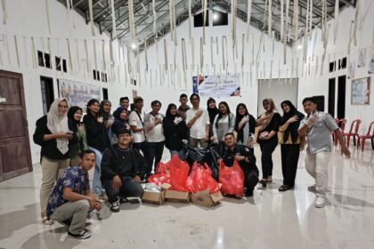 KPPS Desa Puworejo Timur memilah sampah saat Bimtek digelar KPU Boltim