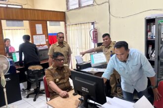 Pj Wali Kota Kotamobagu, Abdullah Mokoginta, melakukan inspeksi mendadak (sidak) ke Kantor Dinas Kependudukan dan Pencatatan Sipil, (Foto: Pool).