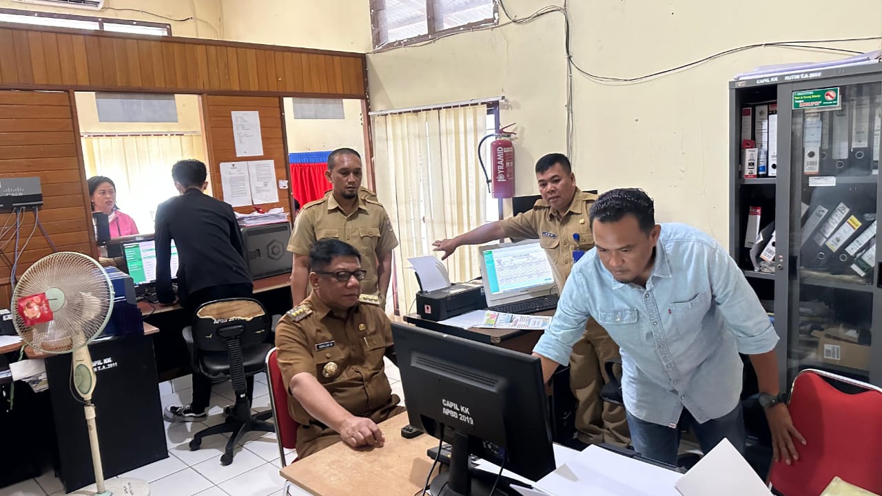 Pj Wali Kota Kotamobagu, Abdullah Mokoginta, melakukan inspeksi mendadak (sidak) ke Kantor Dinas Kependudukan dan Pencatatan Sipil, (Foto: Pool).