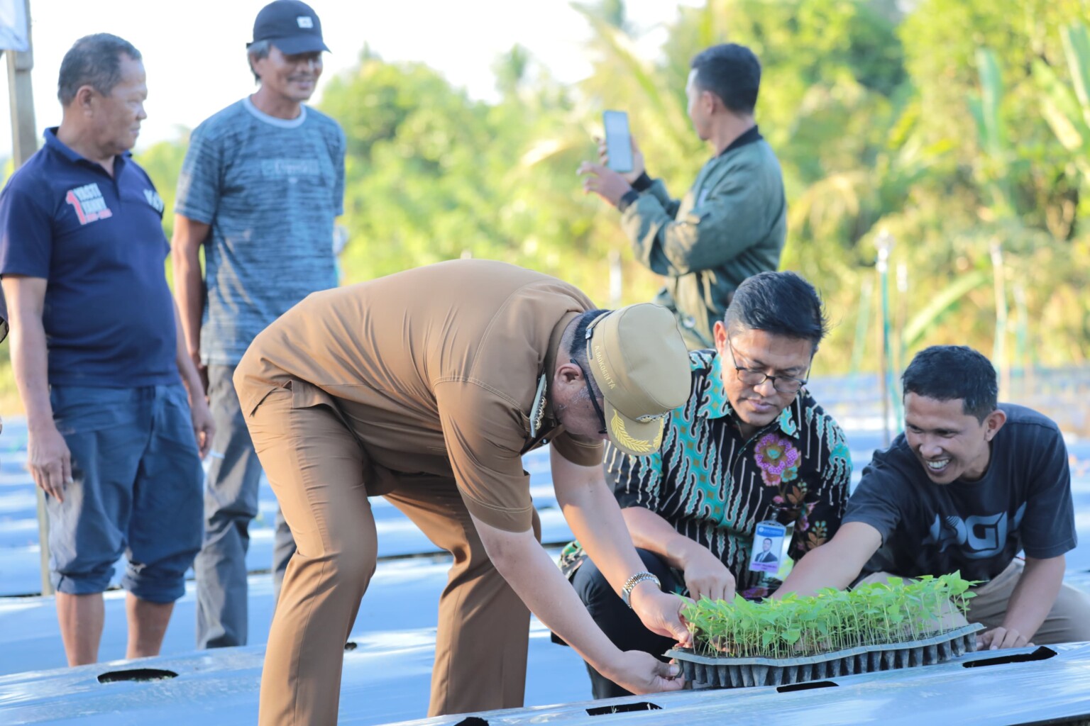 Pj Wali Kota Kotamobagu, Abdullah Mokoginta, melakukan penanaman cabai rawit menggunakan teknologi digital farming yang berlokasi di Desa Lolayan, (Foto: Diskominfo KK).