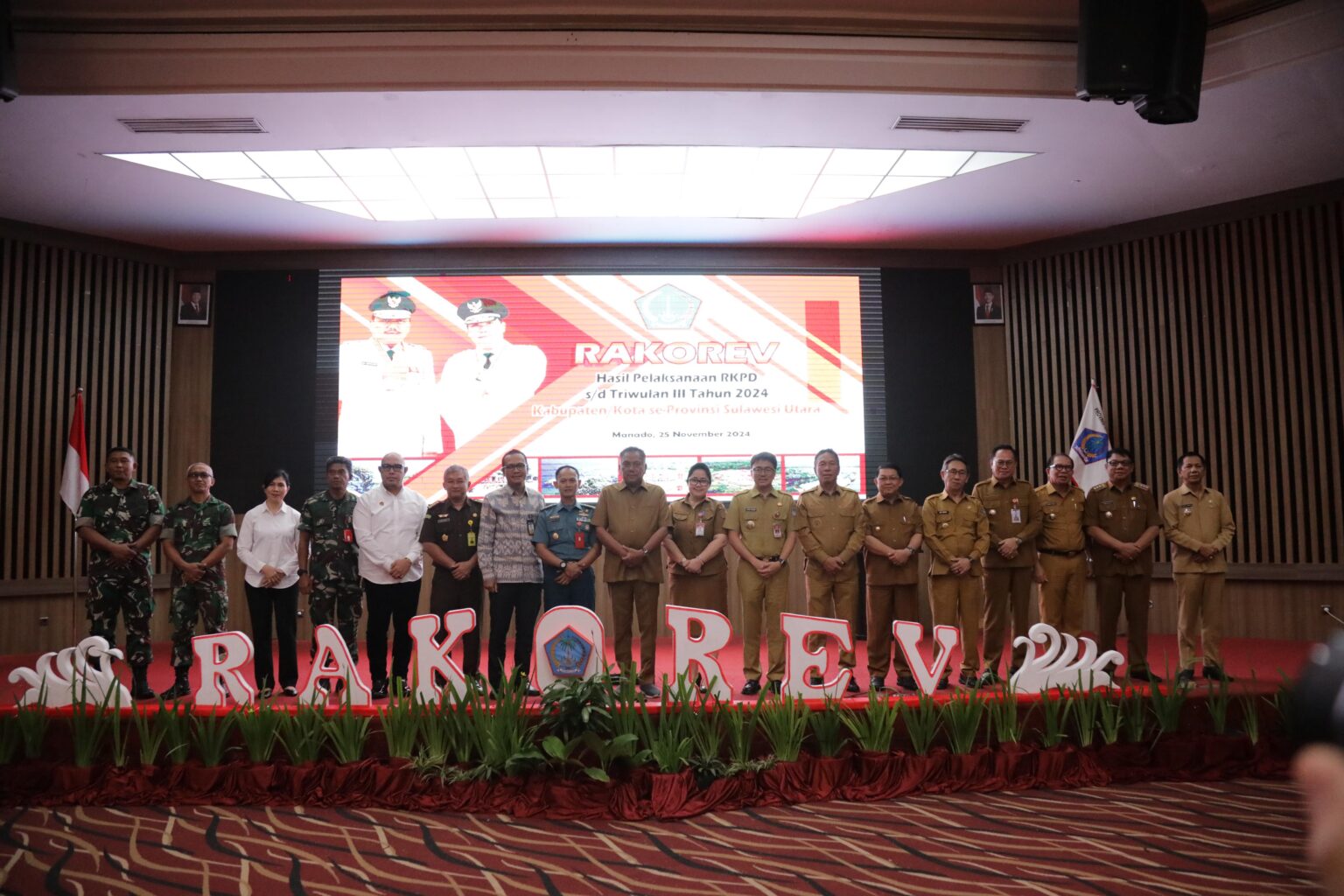 Foto bersama saat Rapat Koordinasi dan Evaluasi (Rakorev) hasil pelaksanaan Rencana Kerja Pemerintah Daerah (RKPD) hingga Triwulan III 2024, (Foto: Diskominfo KK).