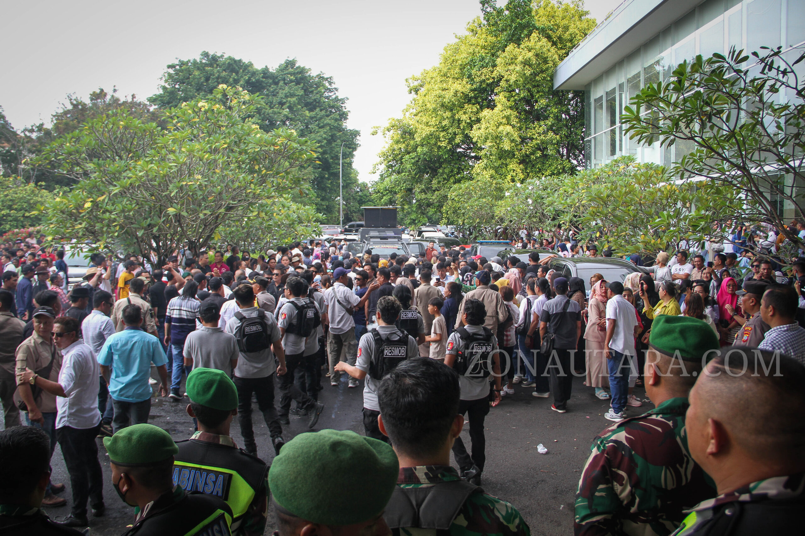 FOTO: Suasana pendukung saat Debat Publik Kedua antara Pasangan Calon Bupati dan Wakil Bupati Boltim