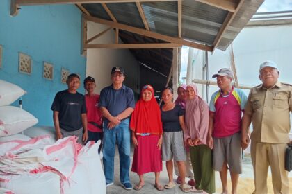 Penjabat (Pj) Wali Kota Kotamobagu, Abdullah Mokoginta, bersama sejumlah kepala Organisasi Perangkat Daerah (OPD) meninjau ketersediaan stok pangan, (Foto: ZONAUTARA.com/Sajidin Kandoli).