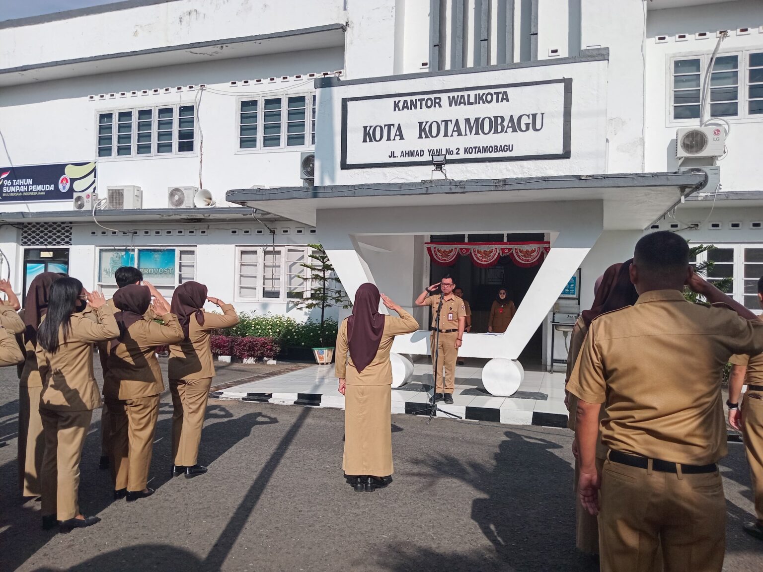 Suasana saat kepala dinas komunikasi dan informasi (kominfo) kota kotamobagu, m. Fahri damopolii, memimpin apel kerja di depan kantor wali kota kotamobagu, (foto: zonautara. Com/sajdin kandoli).