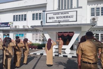 Suasana saat kepala dinas komunikasi dan informasi (kominfo) kota kotamobagu, m. Fahri damopolii, memimpin apel kerja di depan kantor wali kota kotamobagu, (foto: zonautara. Com/sajdin kandoli).